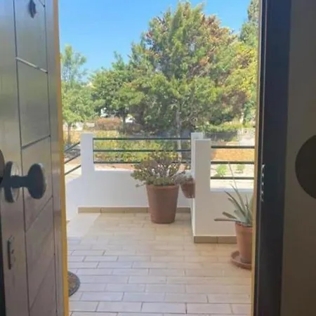 1-bed - Sleeps 4 - Free Parking & Balcony *