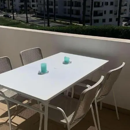 Apartment 1-bed - Sleeps 4 - Free Parking & Balcony *