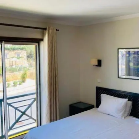 Apartment 1-bed - Sleeps 4 - Free Parking & Balcony *