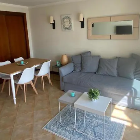 1-bed - Sleeps 4 - Free Parking & Balcony Apartment