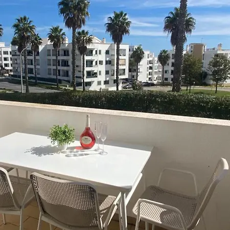 Apartment 1-bed - Sleeps 4 - Free Parking & Balcony *