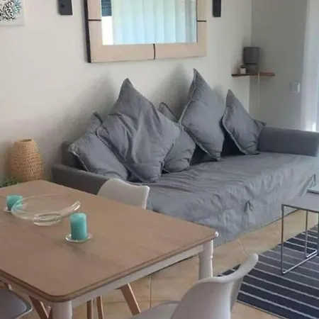 1-bed - Sleeps 4 - Free Parking & Balcony Daire *