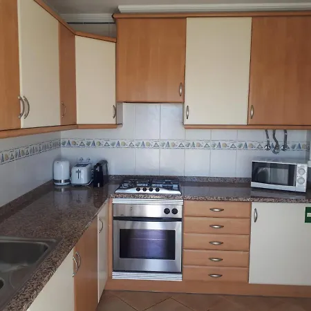Apartment 1-bed - Sleeps 4 - Free Parking & Balcony