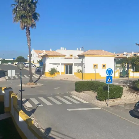 1-bed - Sleeps 4 - Free Parking & Balcony شقة