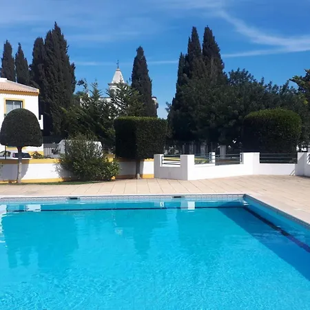 1-bed - Sleeps 4 - Free Parking & Balcony شقة *