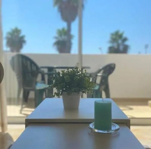 Apartment 1-bed - Sleeps 4 - Free Parking & Balcony