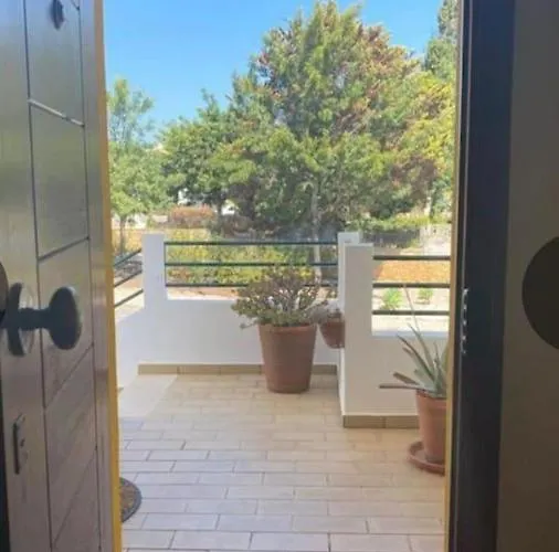 1-bed - Sleeps 4 - Free Parking & Balcony *