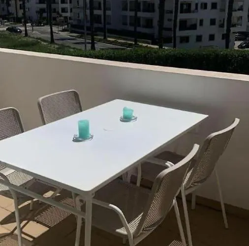 Apartment 1-bed - Sleeps 4 - Free Parking & Balcony *