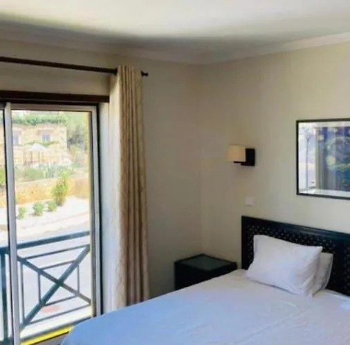 Apartment 1-bed - Sleeps 4 - Free Parking & Balcony *