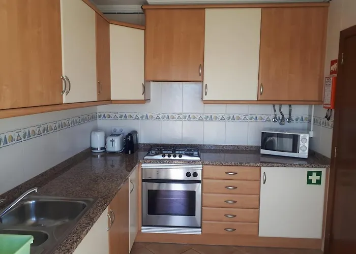 Apartment 1-bed - Sleeps 4 - Free Parking & Balcony