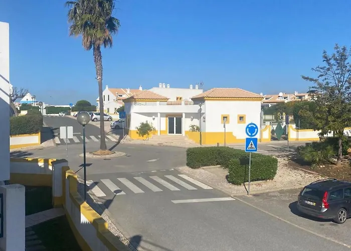 1-bed - Sleeps 4 - Free Parking & Balcony Apartment