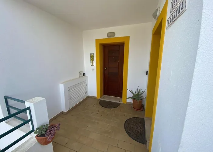 1-bed - Sleeps 4 - Free Parking & Balcony Apartment