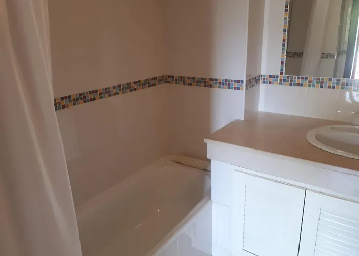 Apartment 1-bed - Sleeps 4 - Free Parking & Balcony