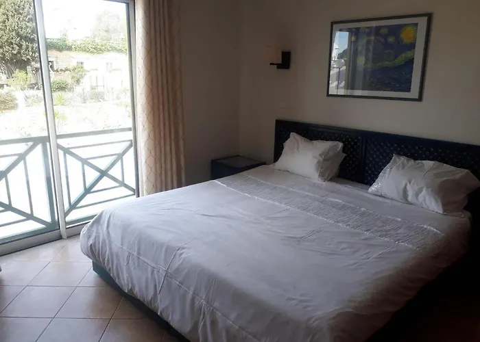 Apartment 1-bed - Sleeps 4 - Free Parking & Balcony Albufeira