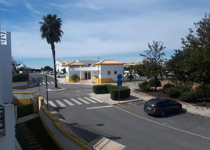 1-bed - Sleeps 4 - Free Parking & Balcony *