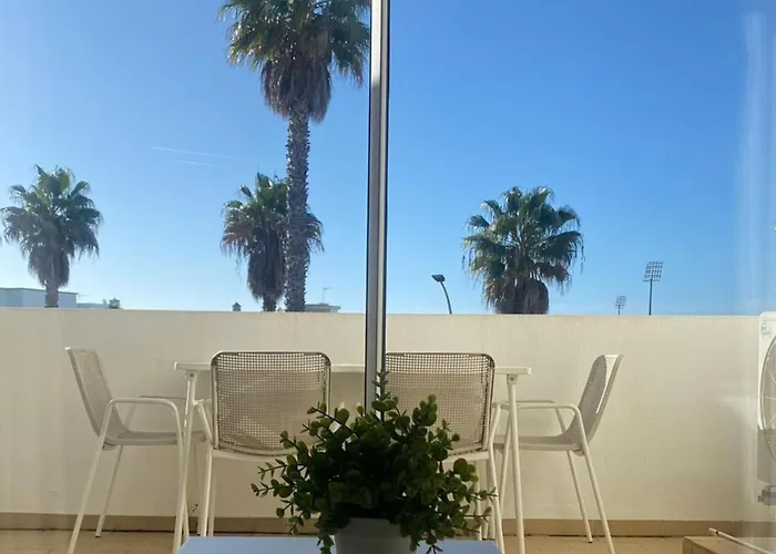 1-bed - Sleeps 4 - Free Parking & Balcony