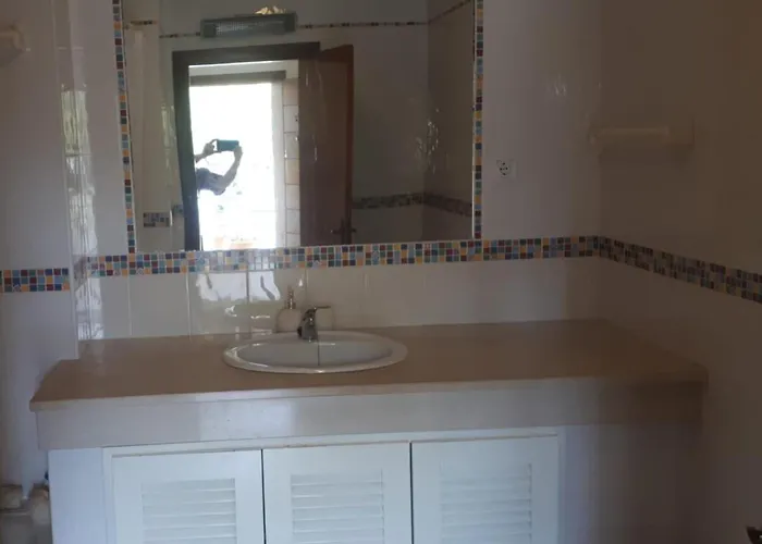 1-bed - Sleeps 4 - Free Parking & Balcony