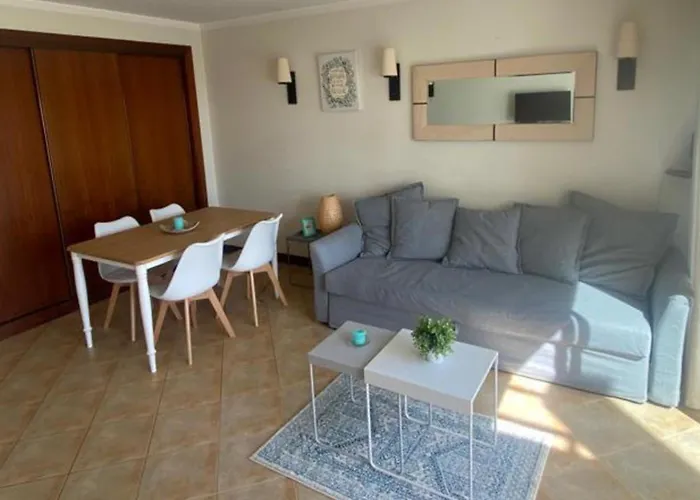 1-bed - Sleeps 4 - Free Parking & Balcony Apartment