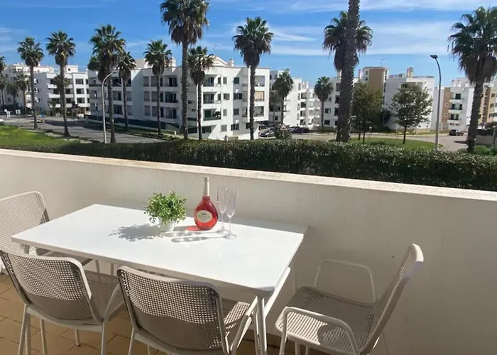 Apartment 1-bed - Sleeps 4 - Free Parking & Balcony *