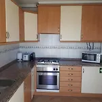 Apartment 1-bed - Sleeps 4 - Free Parking & Balcony